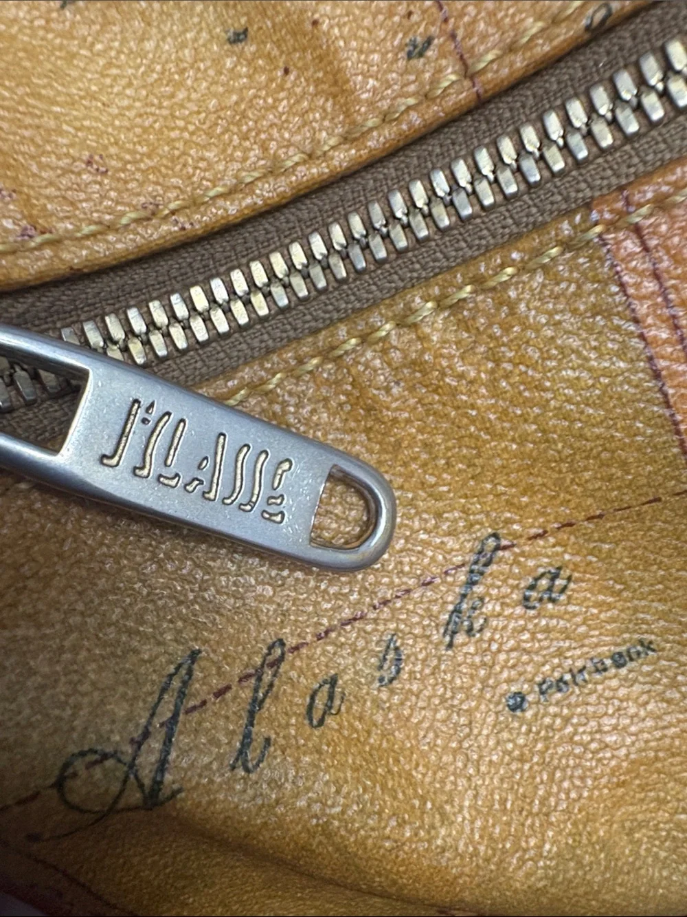 Low start Alviero Martini Geo Map Boston Travel Bag w/ Lock & Key in GUC. - Picture 10 of 16